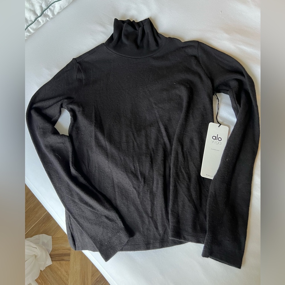 Alo Yoga shirt